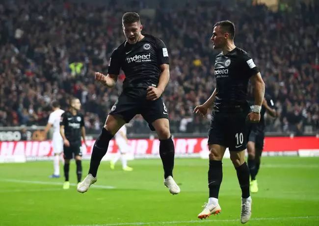  莱比锡红牛客场轻取弗赖堡，德甲争冠集团扩大优势